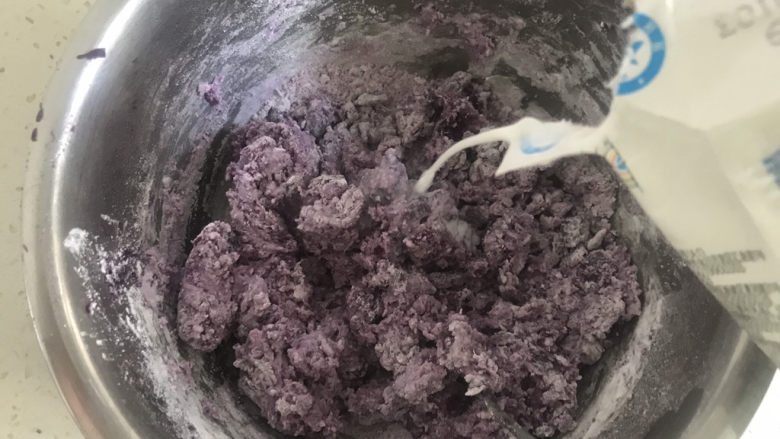 紫薯椰蓉球,先搅拌至没有颗粒，牛奶边加边搅拌，看情况加