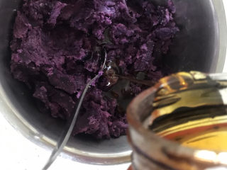 紫薯椰蓉球,加入适量蜂蜜