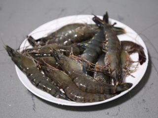 葱姜焗海虾,新鲜的九节虾准备好