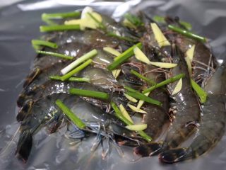 葱姜焗海虾,均匀的铺在锡纸上