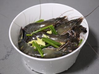 葱姜焗海虾,放入九节虾碗中