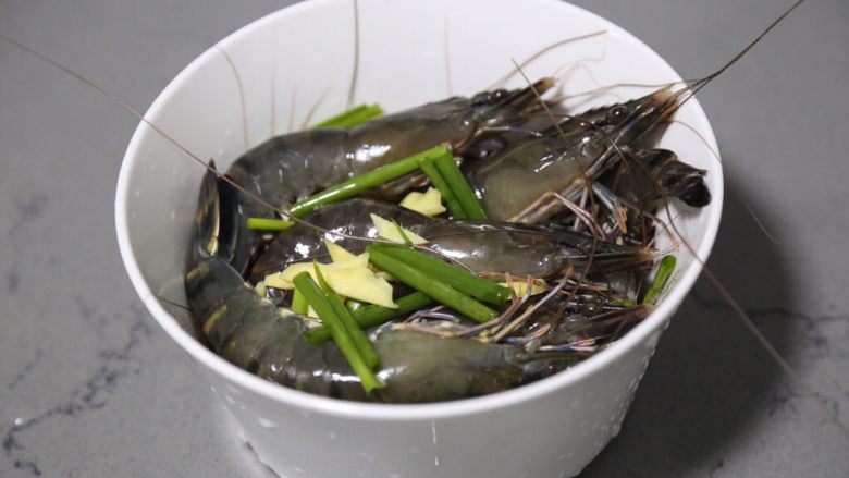 葱姜焗海虾,放入九节虾碗中