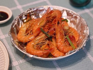 葱姜焗海虾,摆盘，直接剥去壳吃或沾调味料都可以