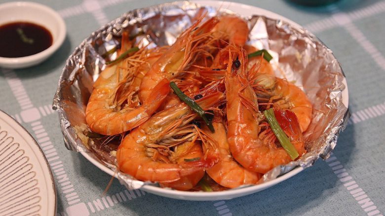 葱姜焗海虾,摆盘，直接剥去壳吃或沾调味料都可以