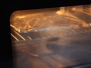 葱姜焗海虾,放入预热好的烤箱，220度，焗烤约20分钟