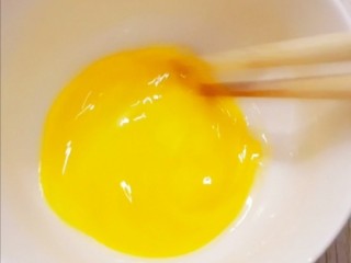 黄瓜炒鸡蛋,鸡蛋打入碗里，用筷子搅拌均匀