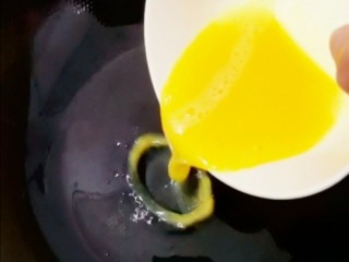 黄瓜炒鸡蛋,倒入鸡蛋液