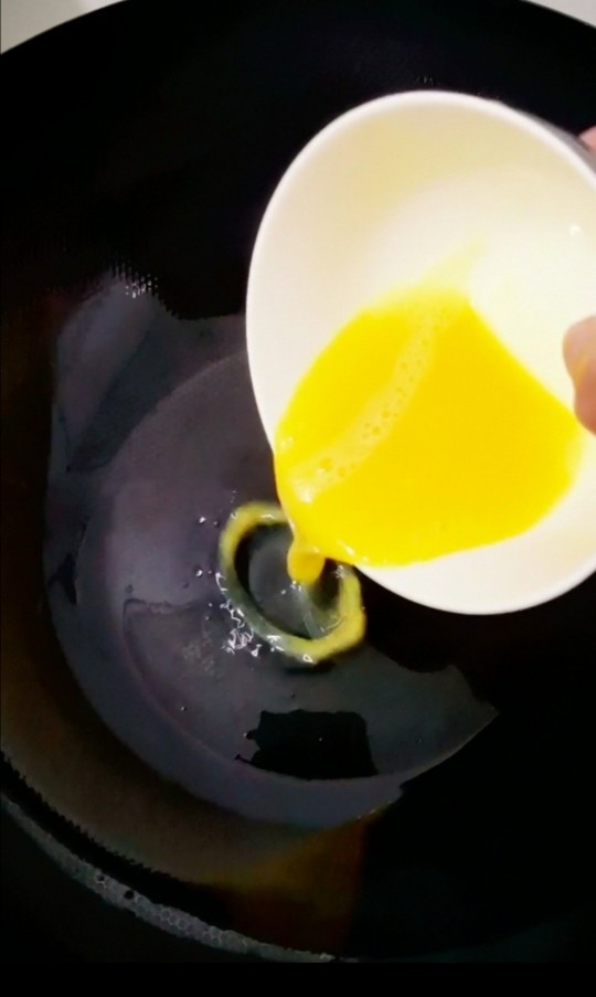 黄瓜炒鸡蛋,倒入鸡蛋液