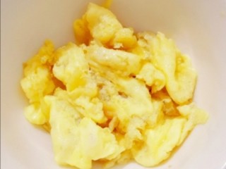 黄瓜炒鸡蛋,炒好的鸡蛋放入碗里