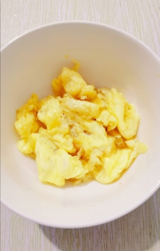 黄瓜炒鸡蛋,炒好的鸡蛋放入碗里