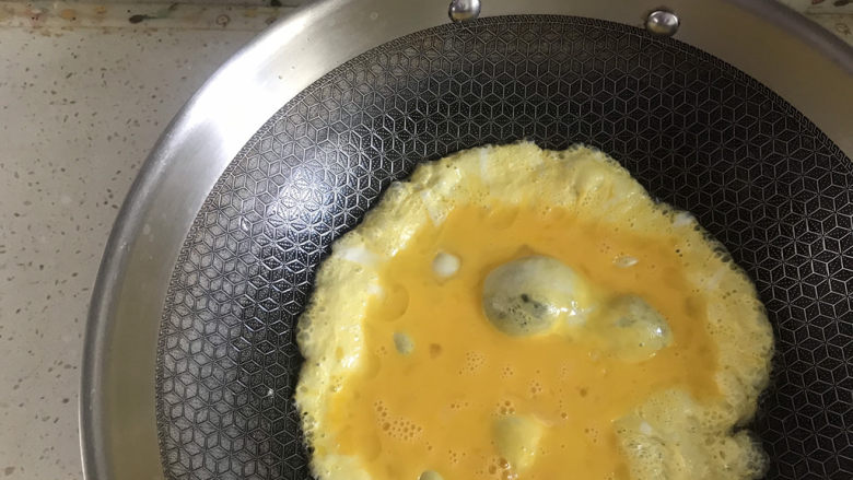 翠绿丝瓜炒蛋,起锅热油倒入鸡蛋液