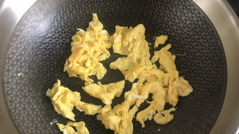 翠绿丝瓜炒蛋,待鸡蛋凝固用筷子把鸡蛋炒散