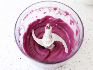 糯米紫薯糕,将蒸熟的紫薯放入料理机中，加入白糖、纯牛奶，打成细腻的泥状