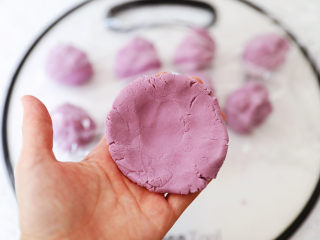 糯米紫薯糕,取一份面团按扁