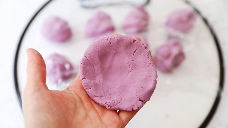 糯米紫薯糕,取一份面团按扁