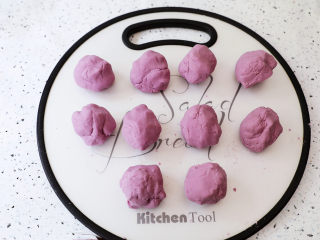 糯米紫薯糕,将醒发好的面团分成10份相同大小的小剂子