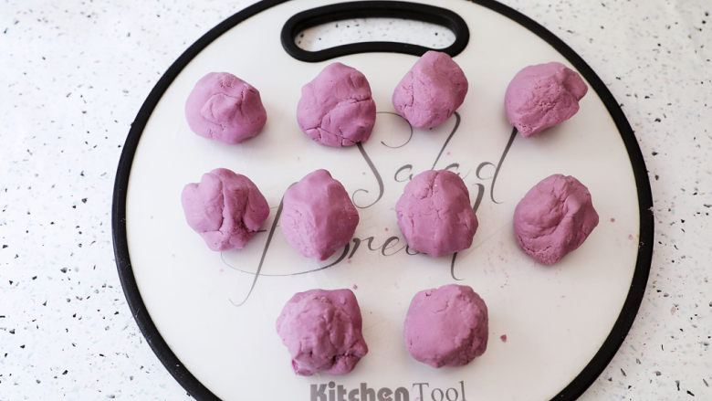 糯米紫薯糕,将醒发好的面团分成10份相同大小的小剂子