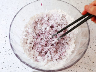 糯米紫薯糕,先用筷子搅成絮状
