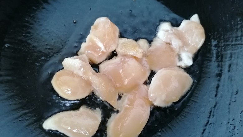 香菇滑鸡煲仔饭,锅内放油烧热放入鸡丁翻炒