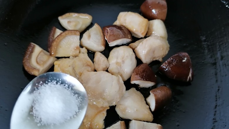 香菇滑鸡煲仔饭,加入适量盐调味
