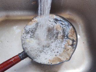 筒骨莲藕汤,将煮好的猪筒骨用流动水冲洗干净表面的脏东西