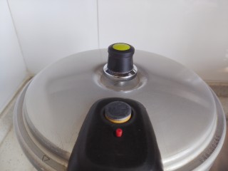 筒骨莲藕汤,待高压锅气阀上升，转小火，继续煮25-30分钟