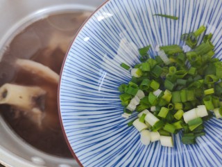 筒骨莲藕汤,加入小葱，搅拌均匀即可