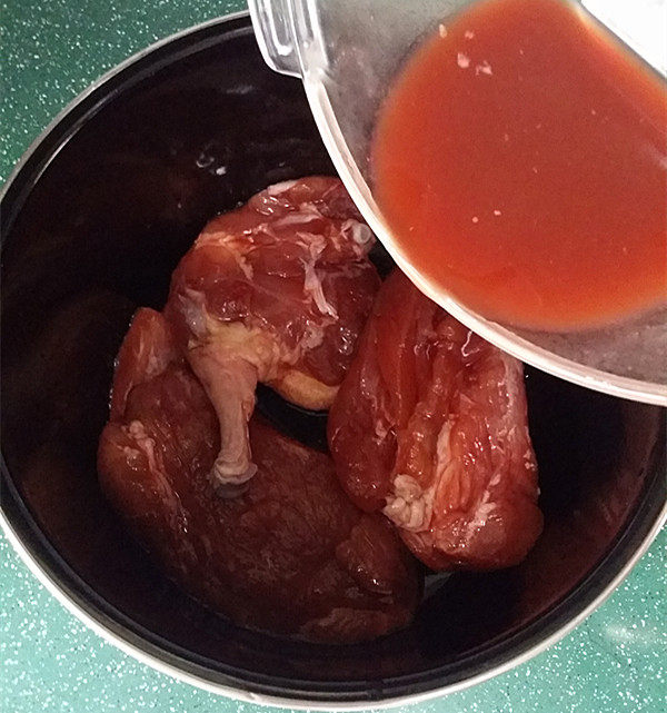酱鸭腿,将鸭腿、猪肉及渗出来的腌汁全部倒入压力锅中