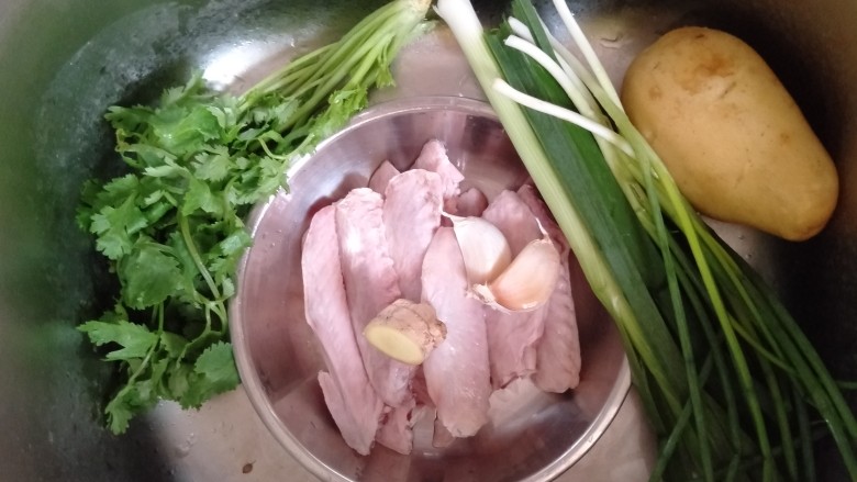 鸭翅炖土豆,把所有食材都洗干净