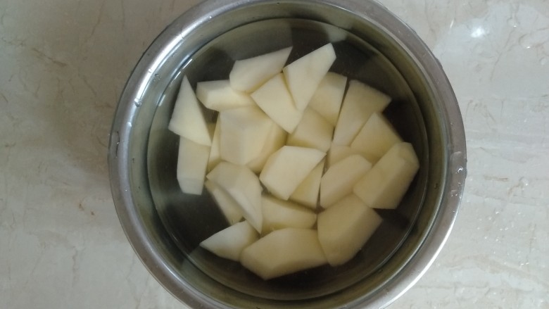 鸭翅炖土豆,土豆切好后用水泡洗一遍，把淀粉洗掉
