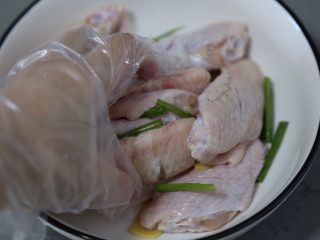 蛋黄焗鸡翅,用手抓匀，腌制10分钟