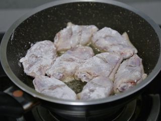 蛋黄焗鸡翅,放入油锅中半煎半炸