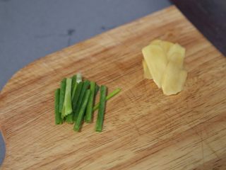蛋黄焗鸡翅,姜切片，葱切段