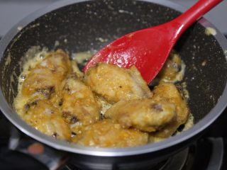 蛋黄焗鸡翅,翻炒至鸡翅均匀的裹上咸蛋黄