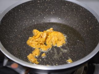 蛋黄焗鸡翅,锅子清理干净，放入少许油烧热后放入咸蛋黄