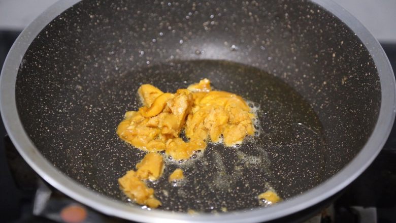 蛋黄焗鸡翅,锅子清理干净，放入少许油烧热后放入咸蛋黄