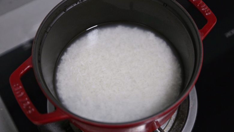 香菇滑鸡煲仔饭,将泡好大米的水倒掉，重新倒入水