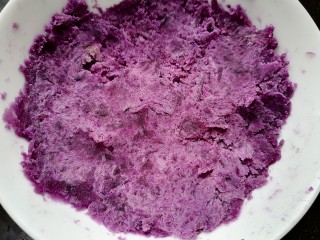 糯米紫薯糕,将紫薯压成泥