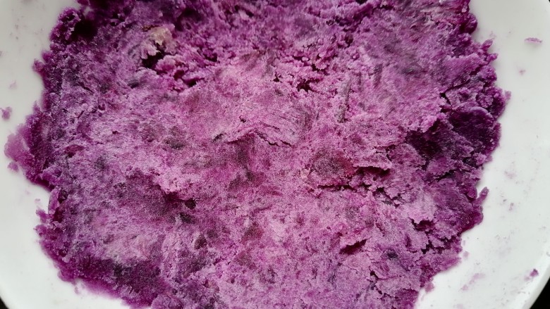 糯米紫薯糕,将紫薯压成泥