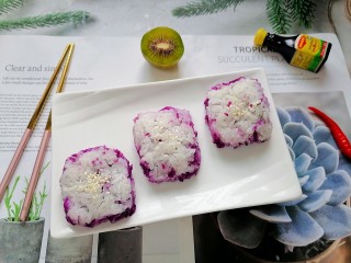 糯米紫薯糕,装盘拍上成品图，一道香甜软糯的糯米紫薯糕就完成了。