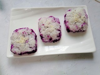 糯米紫薯糕,切好装盘