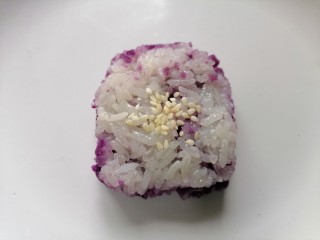 糯米紫薯糕,切成小块中间撒上白芝麻