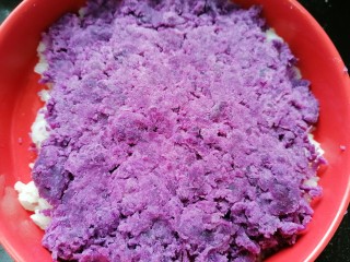 糯米紫薯糕,中间铺上一层紫薯泥，顶上再铺上一层糯米然后按紧