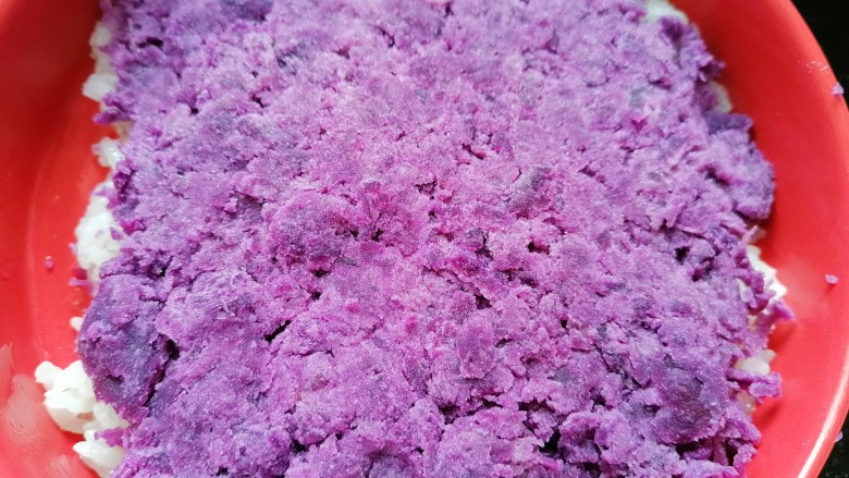 糯米紫薯糕,中间铺上一层紫薯泥，顶上再铺上一层糯米然后按紧