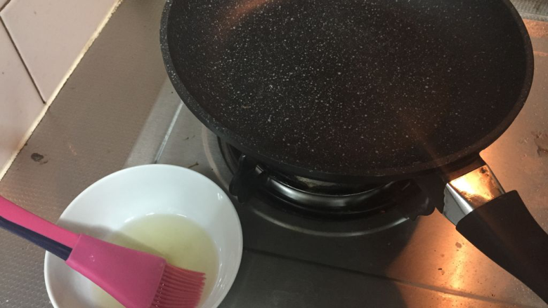 葱花发面饼,平底锅烧热，抹一点油；