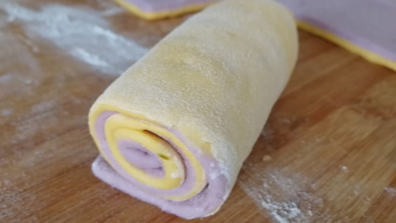 南瓜紫薯包,切等份，卷起，对半切开。