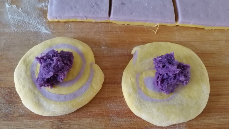 南瓜紫薯包,擀成饼，放上紫薯泥。