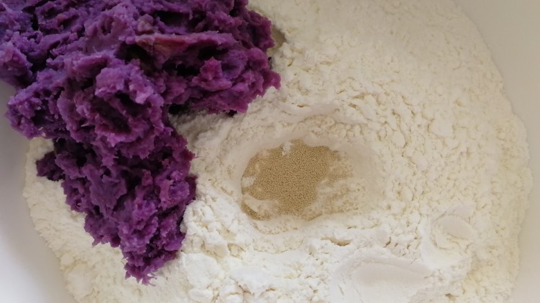 南瓜紫薯包,两碗面粉，3g酵母，放入压碎的一半紫薯泥（加入适量<a style='color:red;display:inline-block;' href='/shicai/ 219'>牛奶</a>）