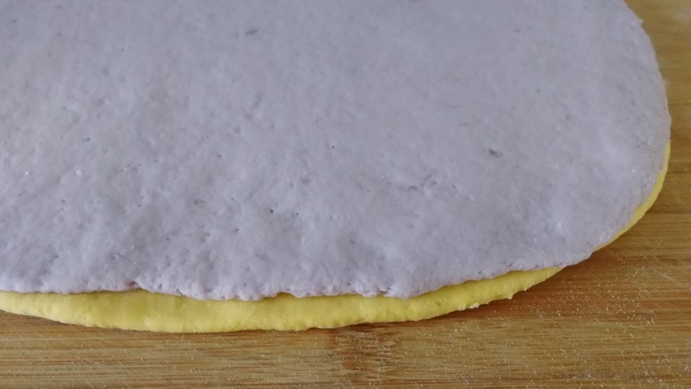 南瓜紫薯包,排气擀成两个面片，叠起来。