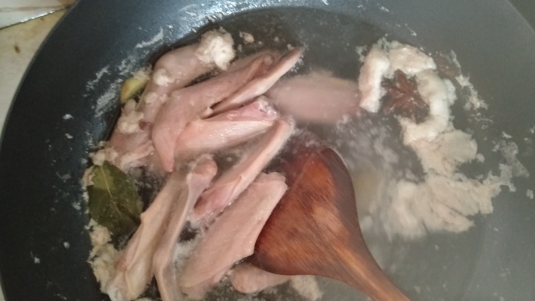 鸭翅炖土豆,煮开捞起